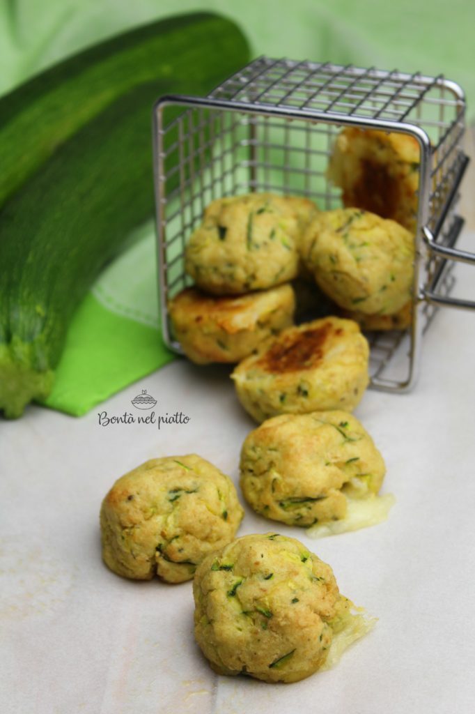 Polpette di patate e zucchine con cuore filante