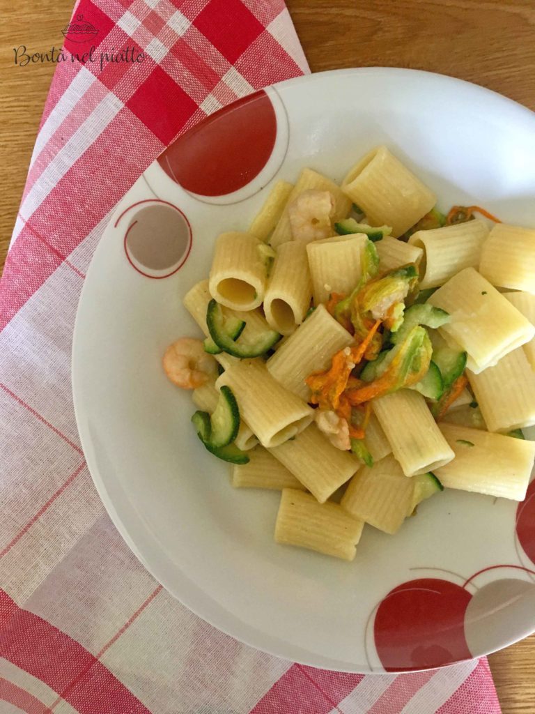 Pasta con zucchine, gamberetti e fiori di zucca