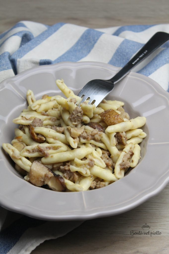 Pasta Con Funghi E Salsiccia Bonta Nel Piatto