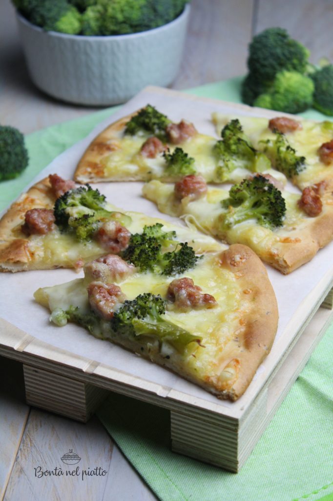 Pizza ai cereali con broccoli e salsiccia