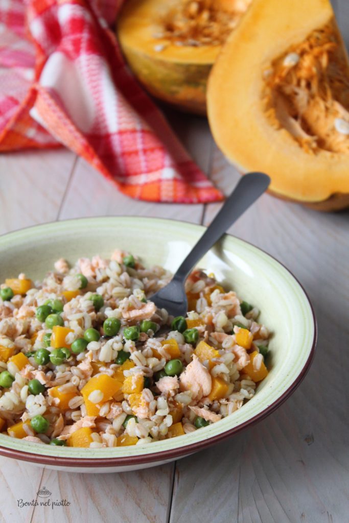 Farro e orzo con zucca, salmone e piselli